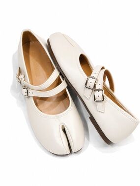 Tabi Split Tow Cream Leather Split-Toe Mary Jane Flats with Double Buckle